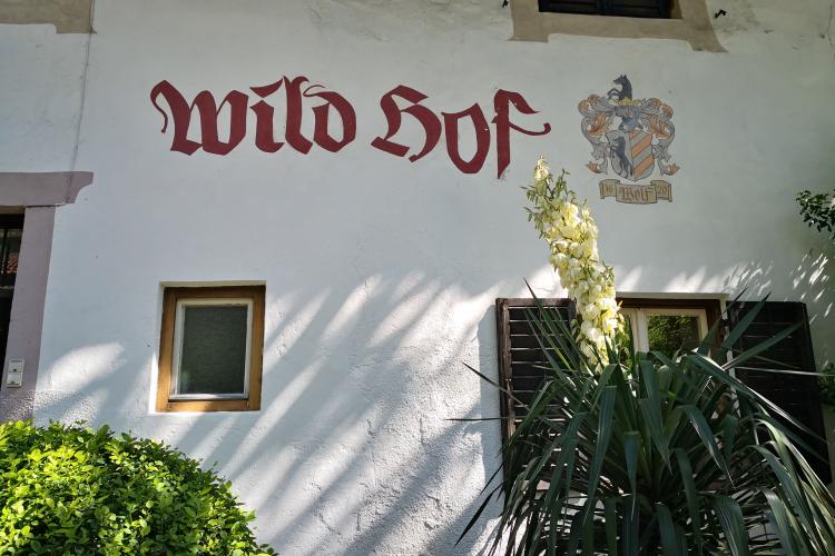 Wildhof mit Wappen